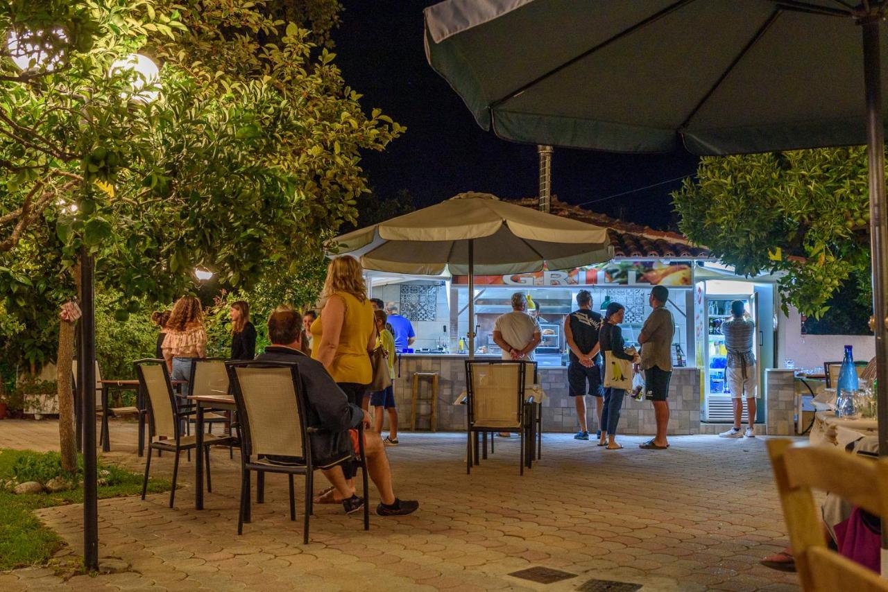 Des Roses Hotel Platanias  Exterior photo