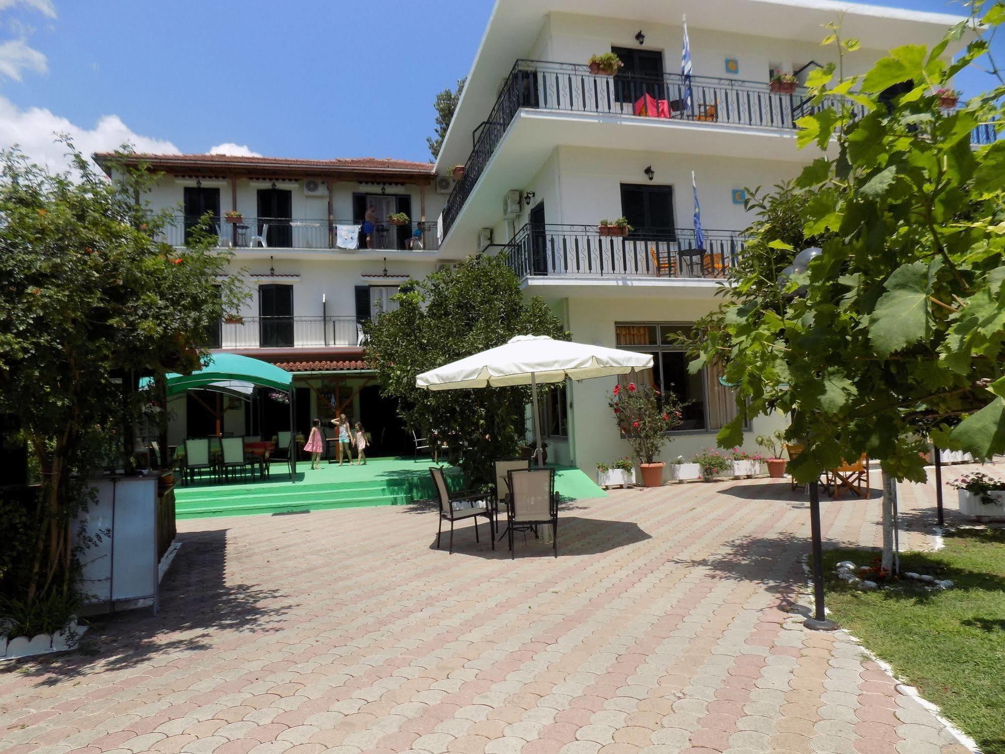 Des Roses Hotel Platanias  Exterior photo